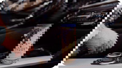 Nápoj na stredovej konzole auta