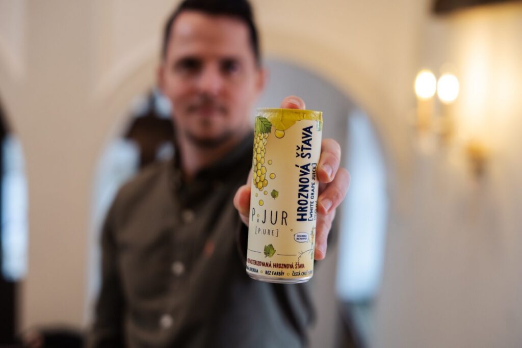 Energetické nápoje? Zabudnite! Toto je skutočná megasila 1 Osoba drží plechovku hroznového nápoja.