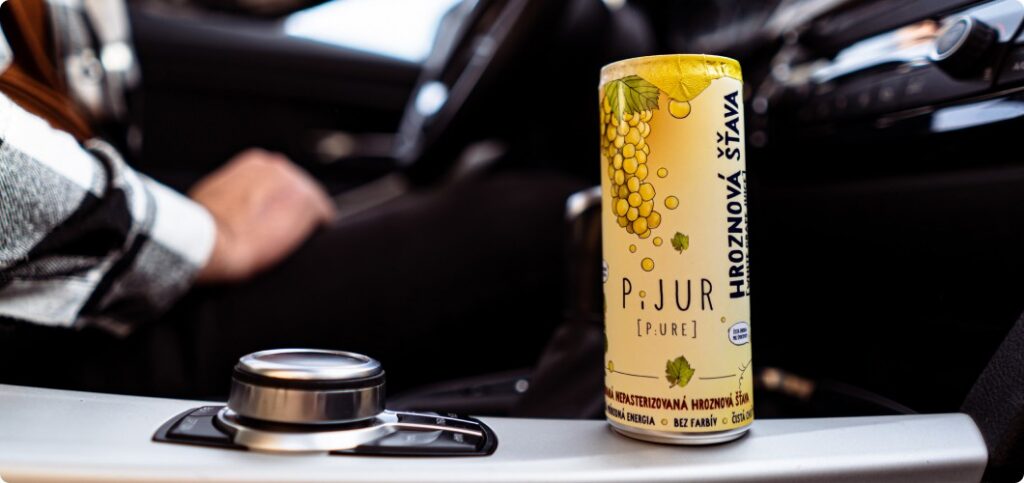 Energetický nápoj v aute.