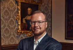 Osoba v obleku s pozadím