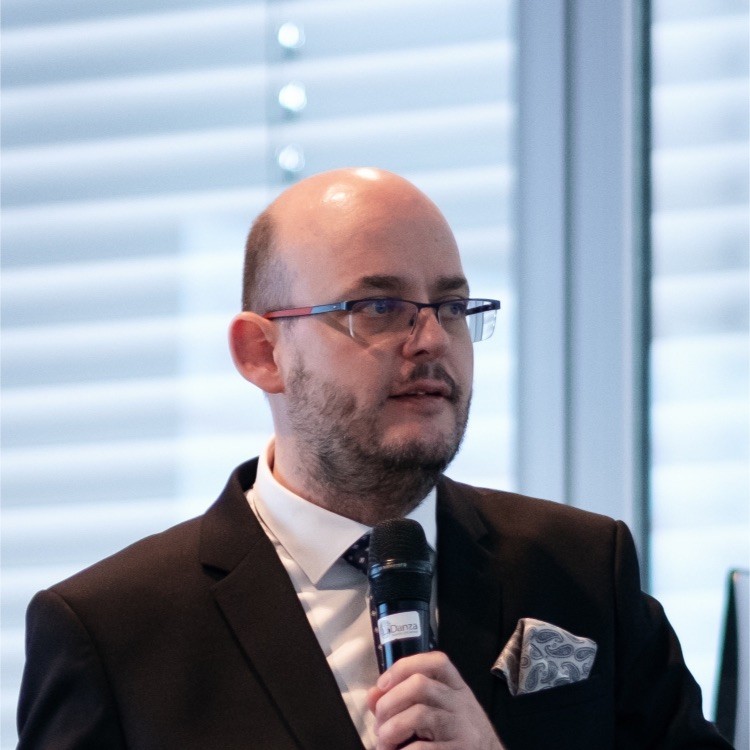 Doc. MUDr. Juraj Jackuliak, PhD. 2 Muž v obleku hovorí na podujatí.