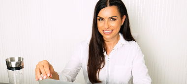 Žena pracuje na počítači.